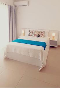 Tempat tidur dalam kamar di 3bed villa with private pool and rooftop with a sea view in flic-en-flac, Mauritius