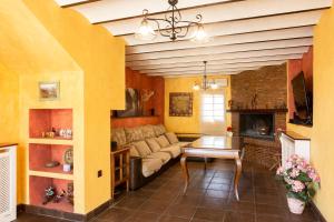 - un salon avec un canapé et une table dans l'établissement El recreo de Martalia, à Ronda