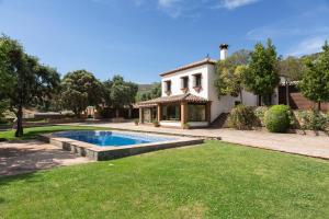 龍達的住宿－El recreo de Martalia，庭院中带游泳池的房子