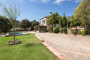 une maison avec un jardin et une piscine dans l'établissement El recreo de Martalia, à Ronda
