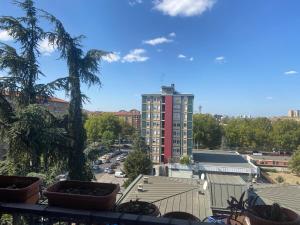 d'un balcon offrant une vue sur la ville. dans l'établissement Giulia's Apartment in Milan Bicocca, à Milan