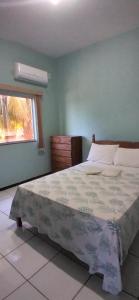 una camera da letto con un letto grande e una finestra di Pousada Peruaçu & Restaurante a Fabião Altre 41 foto