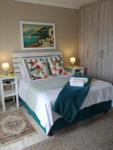 1 dormitorio con 1 cama grande y 2 mesitas de noche en Droom Verlore, en Jeffreys Bay