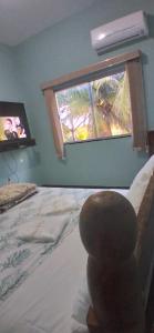 una camera da letto con un letto grande con una finestra di Pousada Peruaçu & Restaurante a Fabião