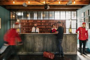 eine Gruppe von Menschen, die an einer Bar stehen in der Unterkunft Rooms Hotel Tbilisi in Tbilisi City