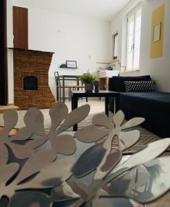 sala de estar con sofá y chimenea en Rooms & Apartments La Casa di Loreto, en Rovinj
