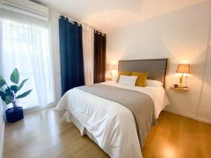 a bedroom with a bed and a large window at Apartamento Brisas in Seville