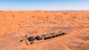 una vista aerea di un campo deserto di Tassili Luxury Desert Camp a Merzouga