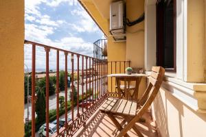 d'un balcon avec une table et une vue sur l'océan. dans l'établissement Apartamento Levante en Chinchilla con vistas, à Chinchilla de Monte-Aragón