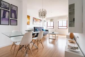 - une salle à manger et un salon avec une table et des chaises dans l'établissement Apartamento Levante en Chinchilla con vistas, à Chinchilla de Monte-Aragón