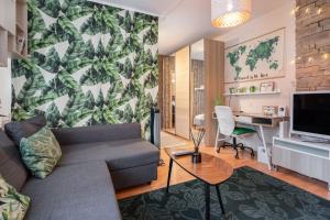 Televízia a/alebo spoločenská miestnosť v ubytovaní Green Lush Apartment
