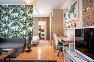 Televízia a/alebo spoločenská miestnosť v ubytovaní Green Lush Apartment