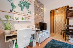 Televízia a/alebo spoločenská miestnosť v ubytovaní Green Lush Apartment
