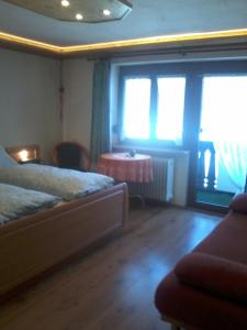 エルツァッハにあるUrlaub auf dem Hänslehofのベッドルーム1室(ベッド1台、テーブル、窓付)