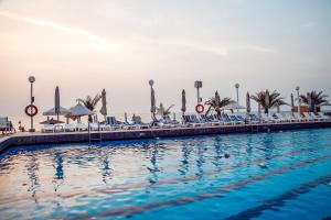 Bazén v ubytování Sharjah Carlton Hotel nebo v jeho okolí
