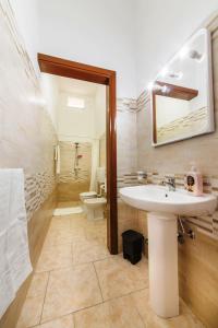 y baño con lavabo y aseo. en Villa Silvia Luxury Residence, en Taviano