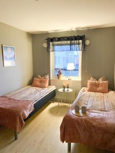 Postel nebo postele na pokoji v ubytování Frost Longstay Sundellsgatan 3 H + 12 fotografií