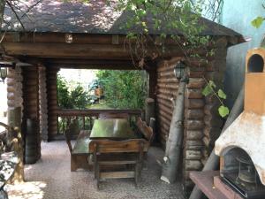 uma sala exterior com uma mesa e um fogão em Guesthouse Avenue em Kirkovo