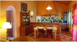 A kitchen or kitchenette at Cortijo Zalamea