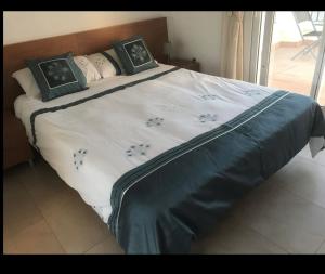a large bed with two pillows on top of it at PJA2-LT Bonita Villa localizado en La Torre Golf Resort in Torre-Pacheco