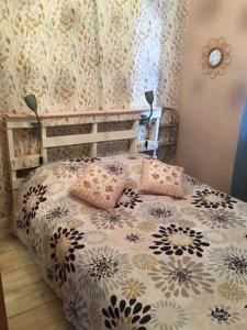 um quarto com uma cama com duas almofadas em La jolie petite maison em Le Mans
