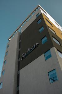 Un bâtiment avec un panneau en haut dans l'établissement Radisson Hotel Curico, à Curicó