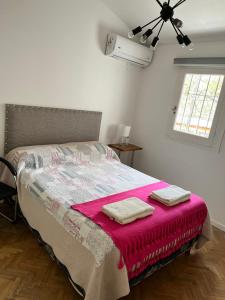 Hermoso Departamento en Salta في سالتا: غرفة نوم عليها سرير وفوط