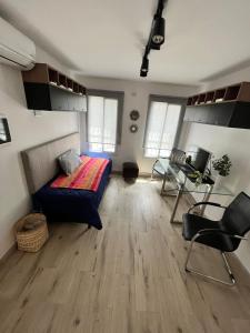 Hermoso Departamento en Salta في سالتا: غرفة معيشة مع سرير ومكتب