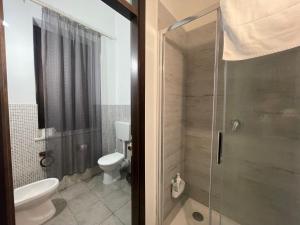 un bagno con wc e doccia in vetro di Maya Palace Real Rooms Palermo centre close to Cathedral a Palermo
