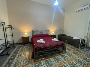 Letto o letti in una camera di Maya Palace Real Rooms Palermo centre close to Cathedral