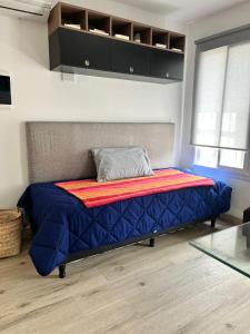 Hermoso Departamento en Salta في سالتا: غرفة نوم عليها سرير وبطانية زرقاء