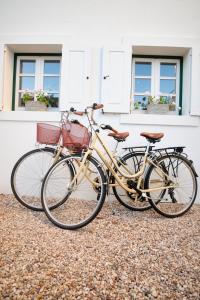 dos bicicletas estacionadas frente a un edificio en Vila Branca Guesthouse - Palacete, en Figueira da Foz