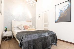een slaapkamer met een bed en een kroonluchter bij Silver Suite Trevi Fountain - Top Collection in Rome