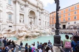 een menigte mensen die rond de trevifontein staan bij Silver Suite Trevi Fountain - Top Collection in Rome