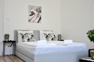 Posteľ alebo postele v izbe v ubytovaní Premium Apartment by Hi5 - Central Cute Studio