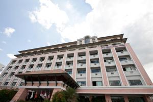 un edificio con un reloj encima en Sing Golden Place Hotel en Hat Yai