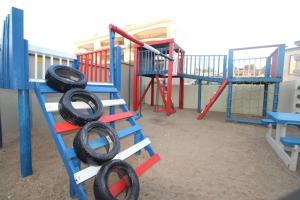 - une aire de jeux avec une échelle et des pneus dans l'établissement Saints View Resort Unit 6, à Uvongo Beach