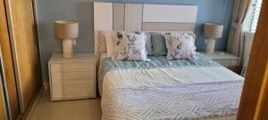 sypialnia z łóżkiem z 2 stolikami nocnymi i 2 lampami w obiekcie Pueblo Dorado, Mojacar w mieście Mojácar +23 zdjęcia