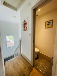 a bathroom with a toilet and a stairwell at Lovely 1 bedroom apartment in London in London