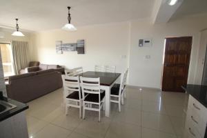 uma cozinha e sala de estar com mesa e cadeiras em Saints View Resort Unit 9 em Uvongo Beach