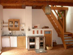 una gran cocina con una escalera en una casa en Ferienhaus Moarhofstöckl Weiz en Weiz