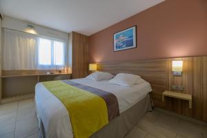sypialnia z dużym łóżkiem w pokoju w obiekcie Residence de Tourisme Ajaccio Amirauté w Ajaccio