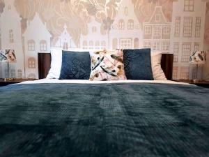 1 dormitorio con 1 cama grande y papel pintado en el castillo en Апартаменты Амстердам проспект Богдана Хмельницкого, en Dnipro