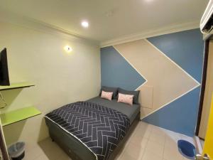 Hotel 91 Taman Daya في جوهور باهرو: غرفة نوم صغيرة مع سرير في غرفة