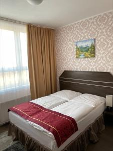ハンブルクにあるHotel Grevenのベッドルーム1室(赤い毛布付きのベッド1台付)