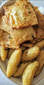 une plaque de nourriture avec une pile de denrées alimentaires dans l'établissement Maya Palace Real Rooms Palermo centre close to Cathedral, à Palerme 85 autres photos