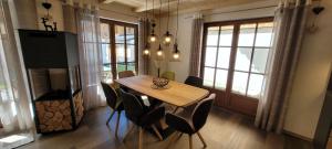 Hochalmbahnen Chalets Rauris 1-19, Maislaufeldweg 1s في راوريس: غرفة طعام مع طاولة وكراسي خشبية +8 صور