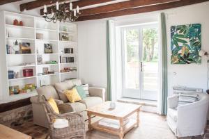 Gîtes Isatis في Arbonne: غرفة معيشة مع أريكة وطاولة