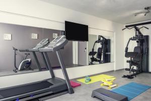 
The fitness centre and/or fitness facilities at Mercure Paris Le Bourget Aeroport
