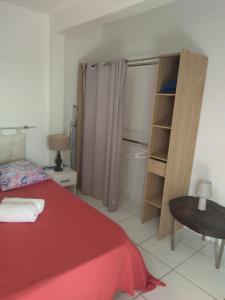 1 dormitorio con cama roja y armario en villa siber, en Port-Louis